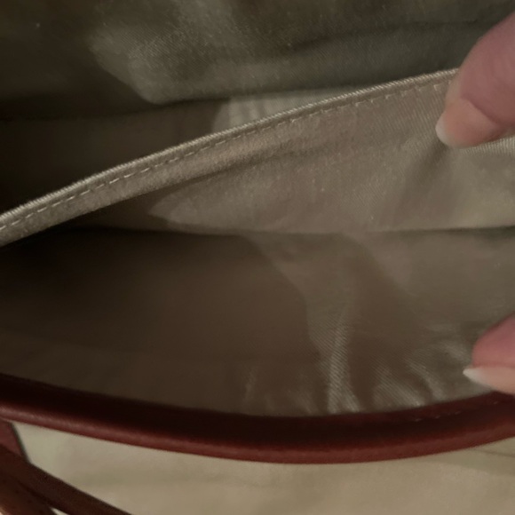 Elegant Brown Leather Crossbody Bag - Picture 7 of 11